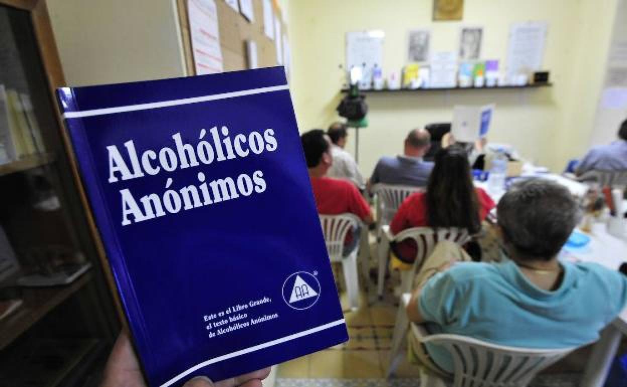 Una reunión de Alcohólicos Anónimos. 