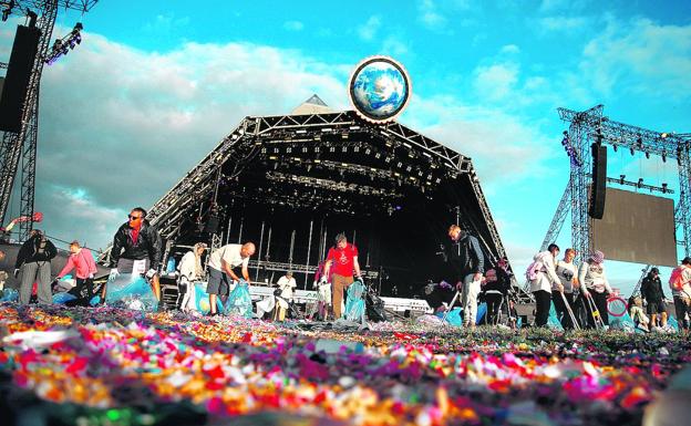 Después de la música, trabajadores del festival de Glastonbury, en Somerset, Inglaterra, limpian el recinto.