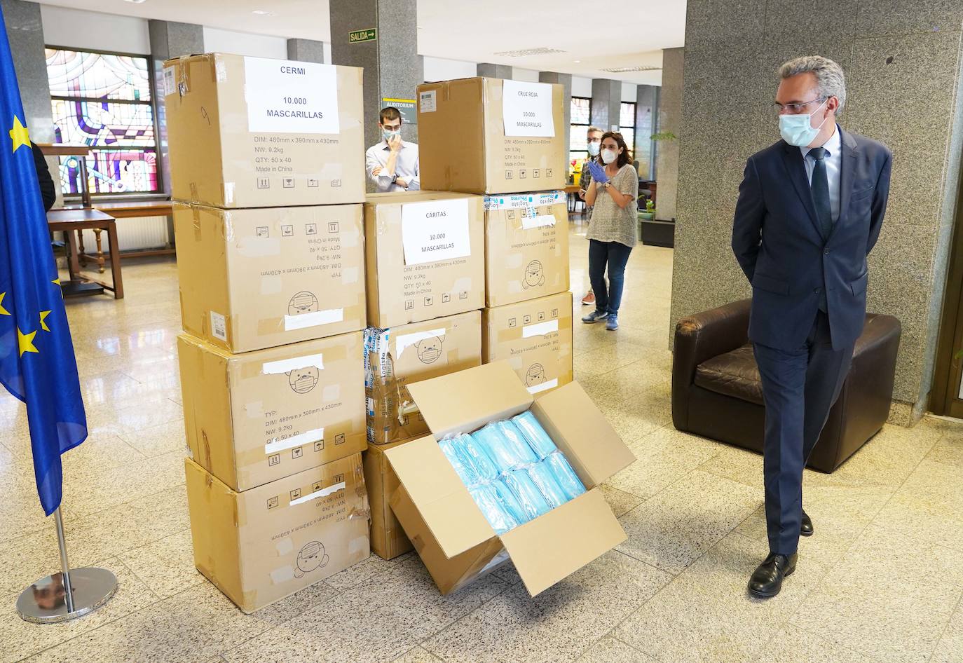 El delegado del Gobierno comprueba las mascarillas. 