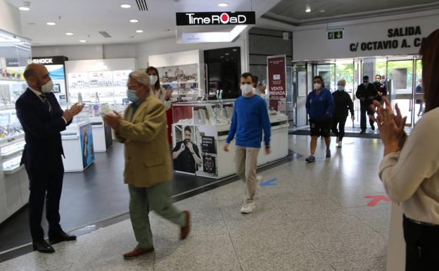 Galería. Llegada de los primeros clientes a El Corte Inglés.