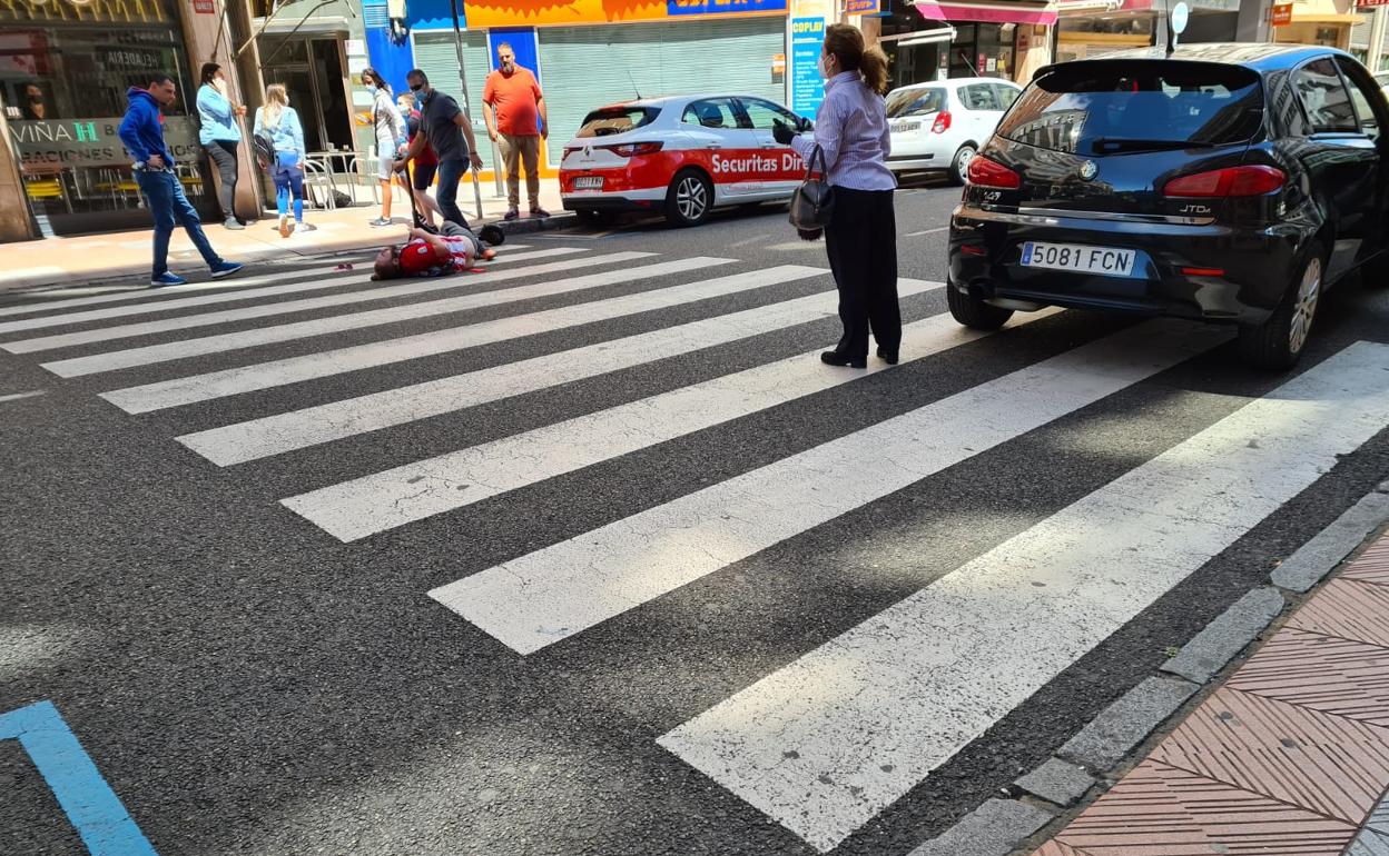 Vista del herido en la calzada tras el accidente. 