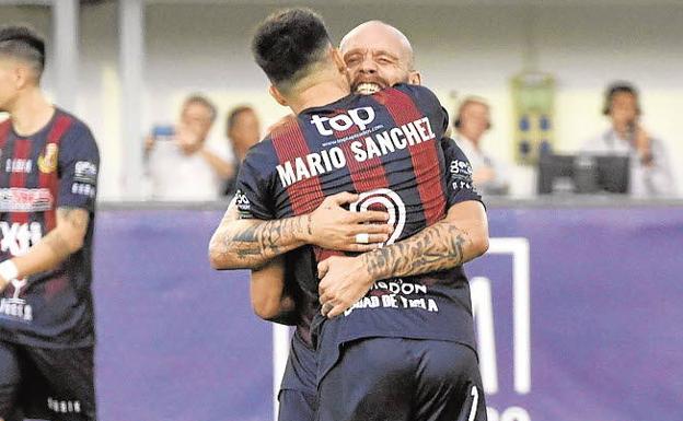 Dos jugadores del Yeclano celebran un gol.