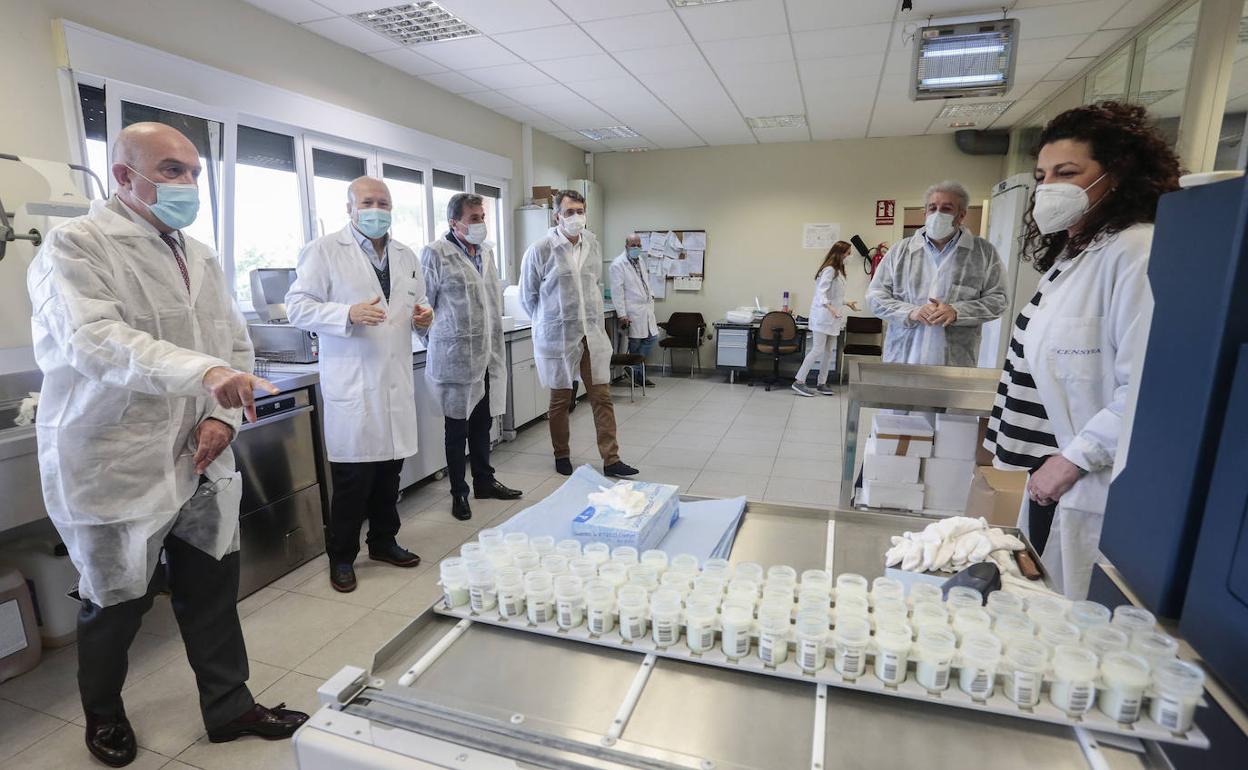Un momento de la visita del consejero de Agricultura.