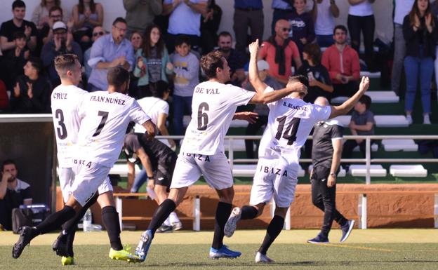 Los jugadores del Peña Deportiva celebran un gol.