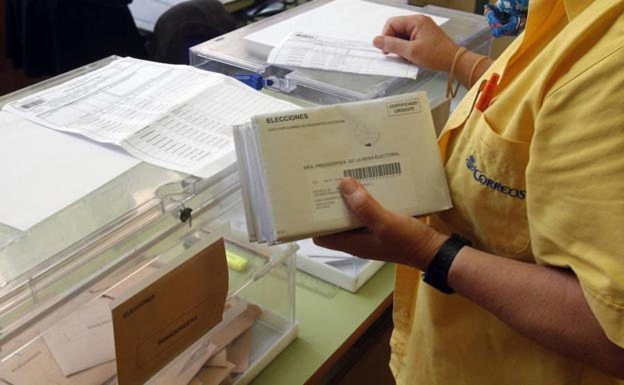 Una empleada de Correos entrega los votos realizados por correo. 