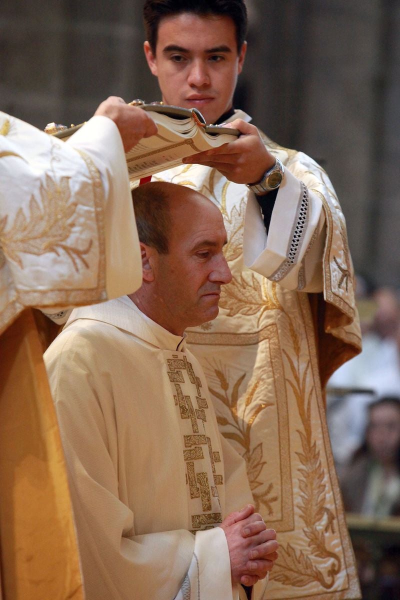 El leonés Jesús Fernández, cura de la Cultural y obispo auxiliar de Santiago, nuevo obispo de Astorga. En las imágenes, nombramiento como auxiliar de Santiago.