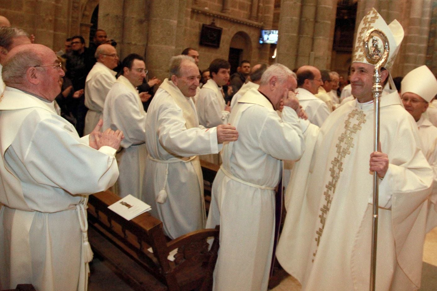 El leonés Jesús Fernández, cura de la Cultural y obispo auxiliar de Santiago, nuevo obispo de Astorga. En las imágenes, nombramiento como auxiliar de Santiago.