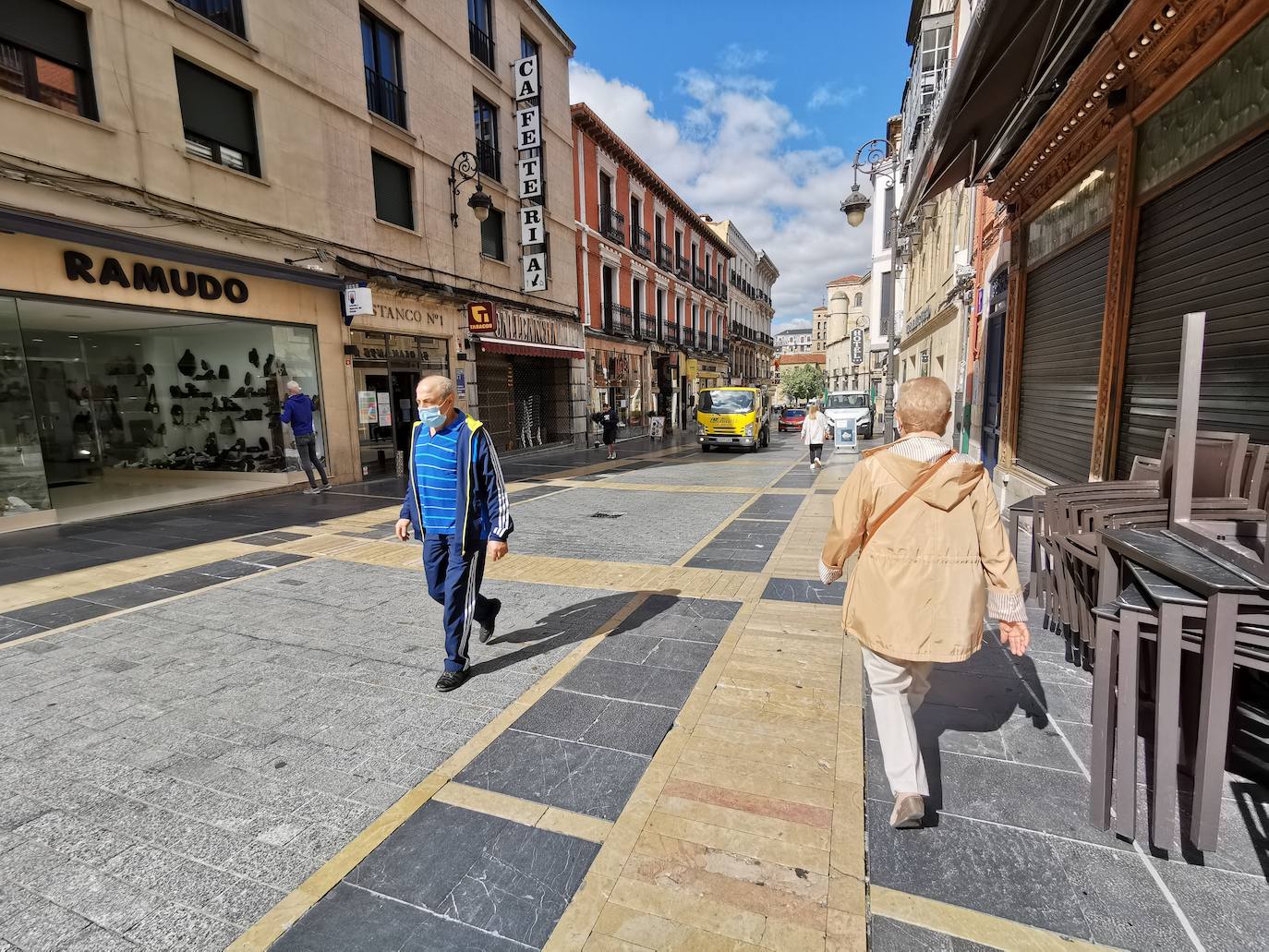 Con la 'fase 2' ya consolidada en León capital, la desescalada avanza en León con una actividad que recuerda a la estapa previa a la pandemia.