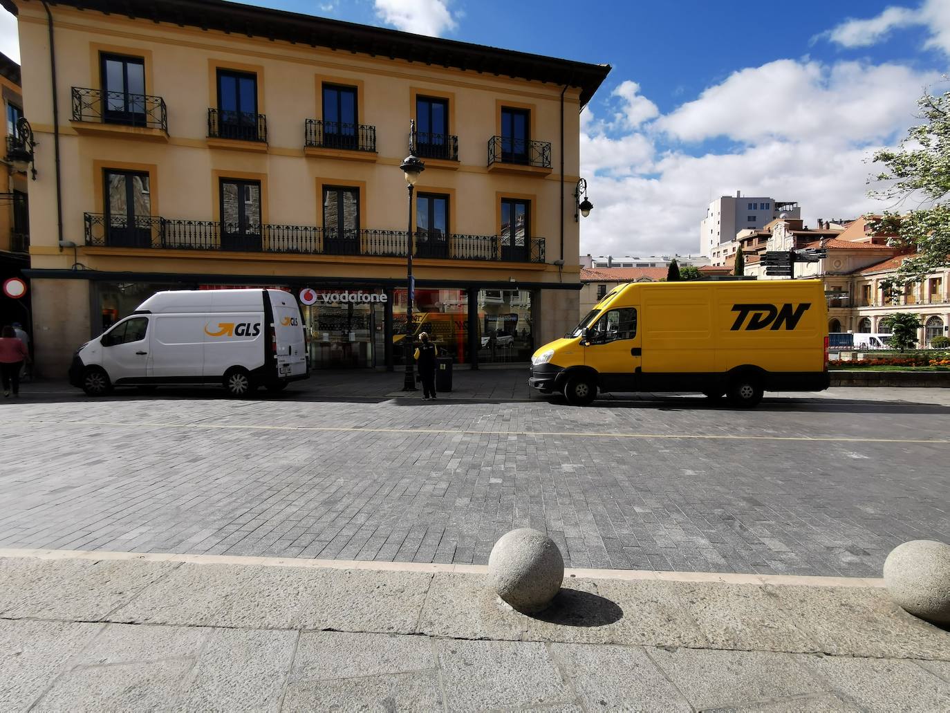 Con la 'fase 2' ya consolidada en León capital, la desescalada avanza en León con una actividad que recuerda a la estapa previa a la pandemia.