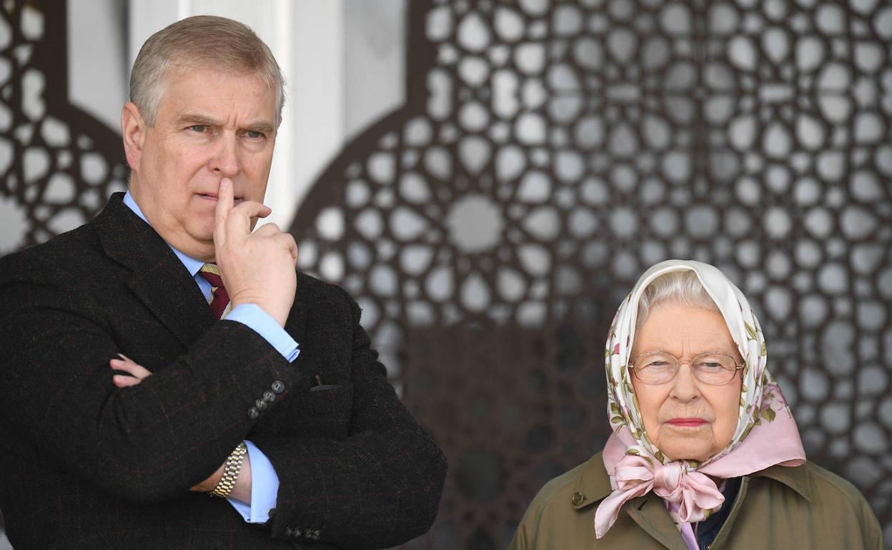 El príncipe Andrés, junto a su madre la reina Isabel de Inglaterra.