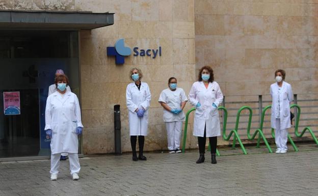 Minuto de silencio y concentración de los compañeros de Antonio a las puertas del centro de salud. 