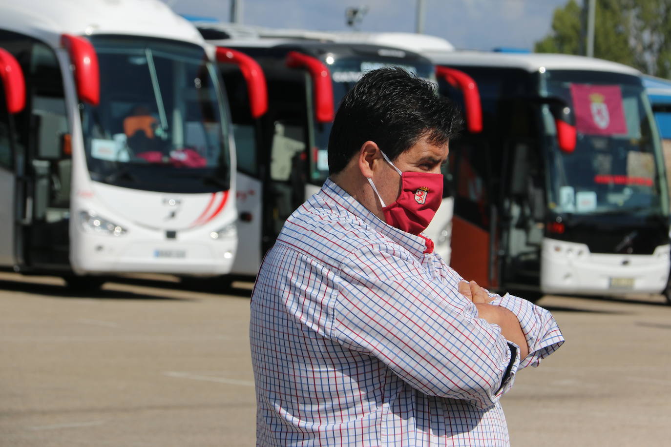 Los buses del servicio discrecional salen a las calles para reivindicar ayudas al sector.