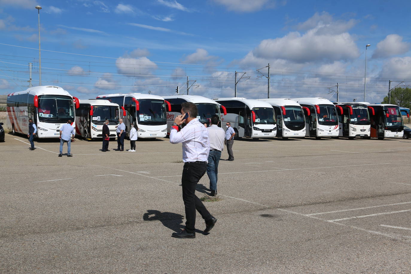 Los buses del servicio discrecional salen a las calles para reivindicar ayudas al sector.