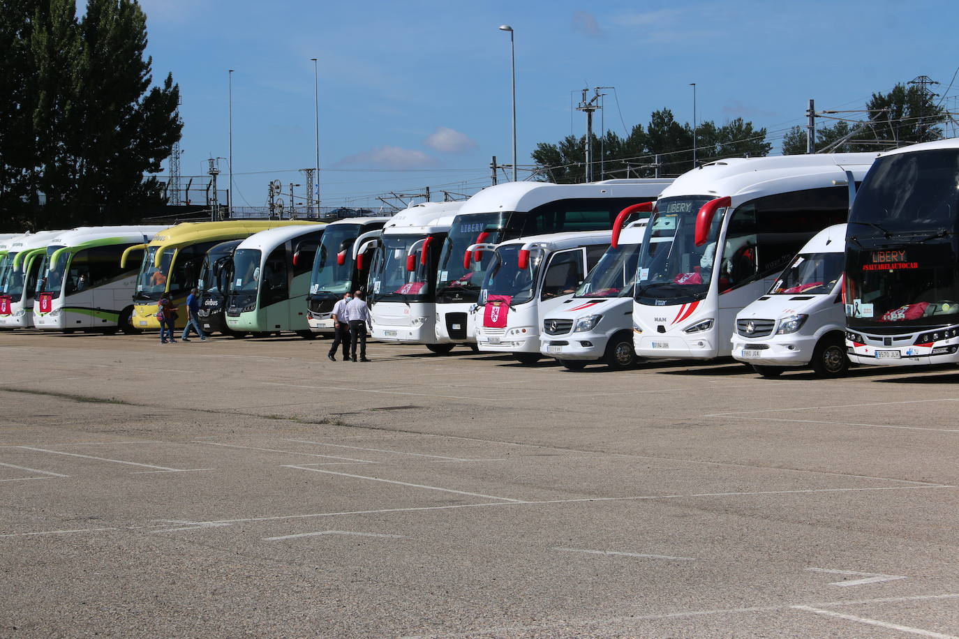 Los buses del servicio discrecional salen a las calles para reivindicar ayudas al sector.