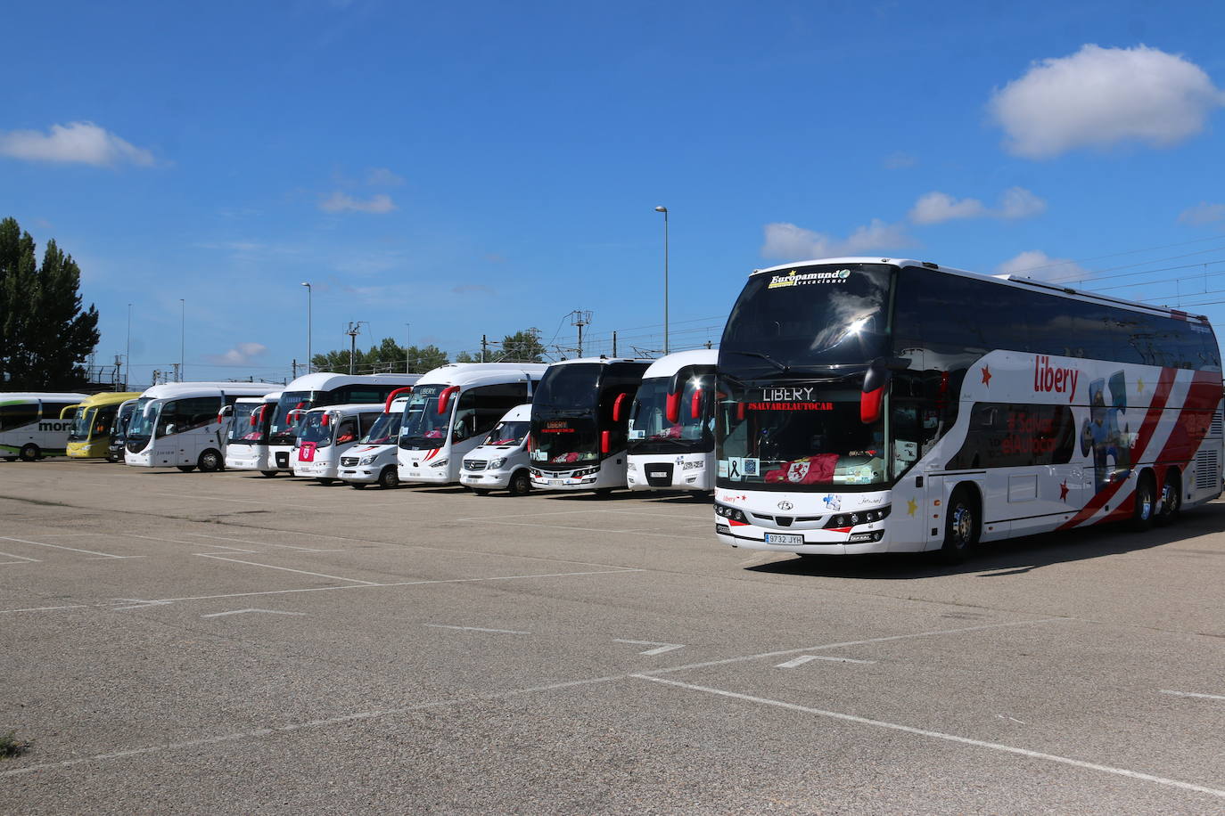 Los buses del servicio discrecional salen a las calles para reivindicar ayudas al sector.