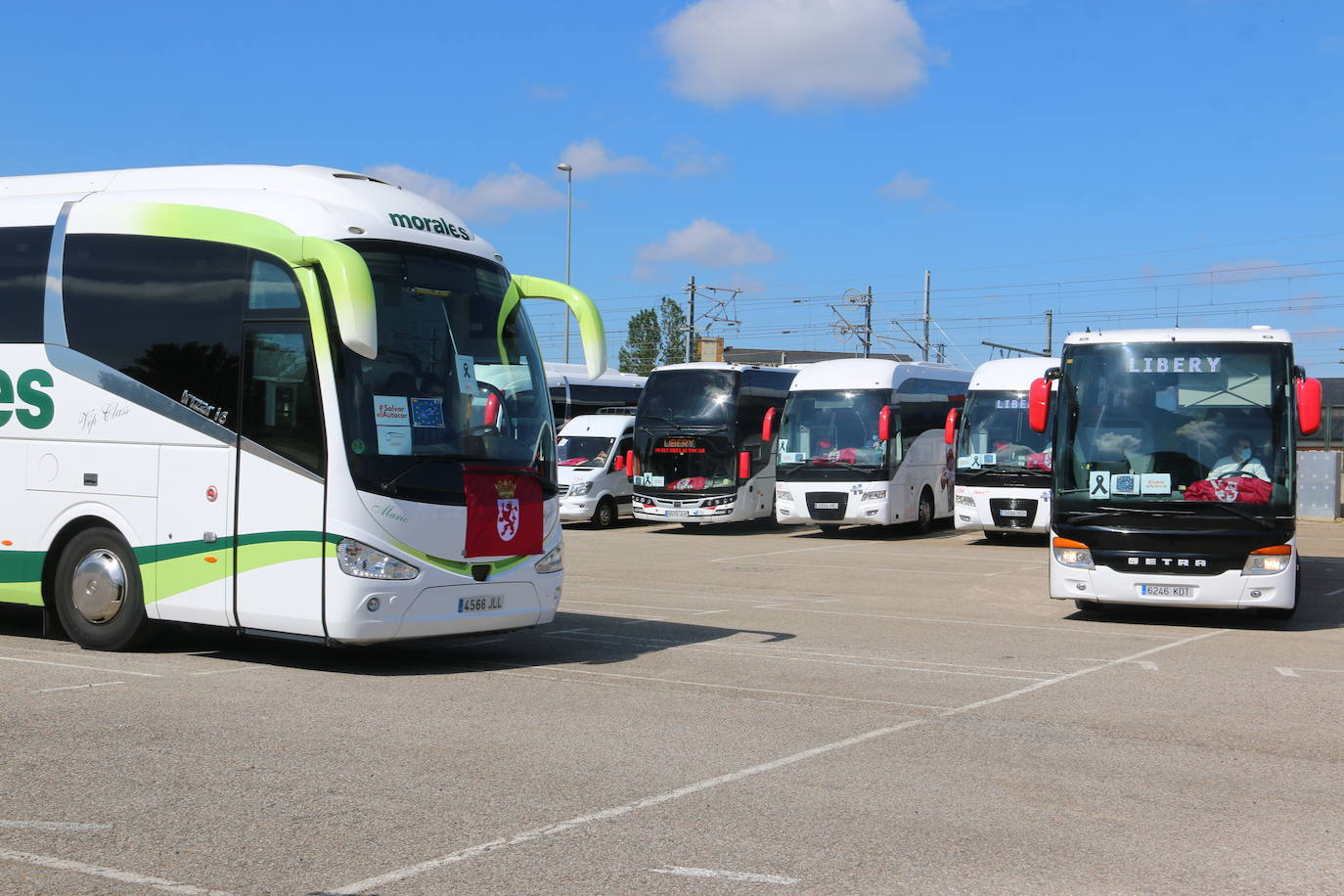 Los buses del servicio discrecional salen a las calles para reivindicar ayudas al sector.