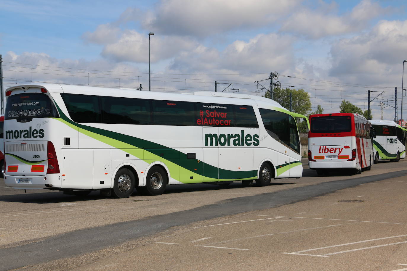 Los buses del servicio discrecional salen a las calles para reivindicar ayudas al sector.