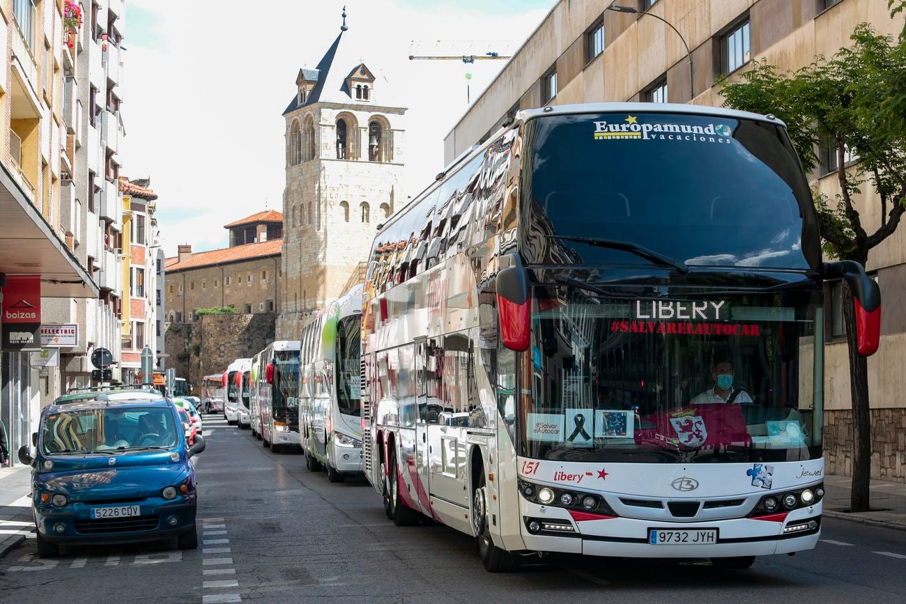 Los buses del servicio discrecional salen a las calles para reivindicar ayudas al sector.