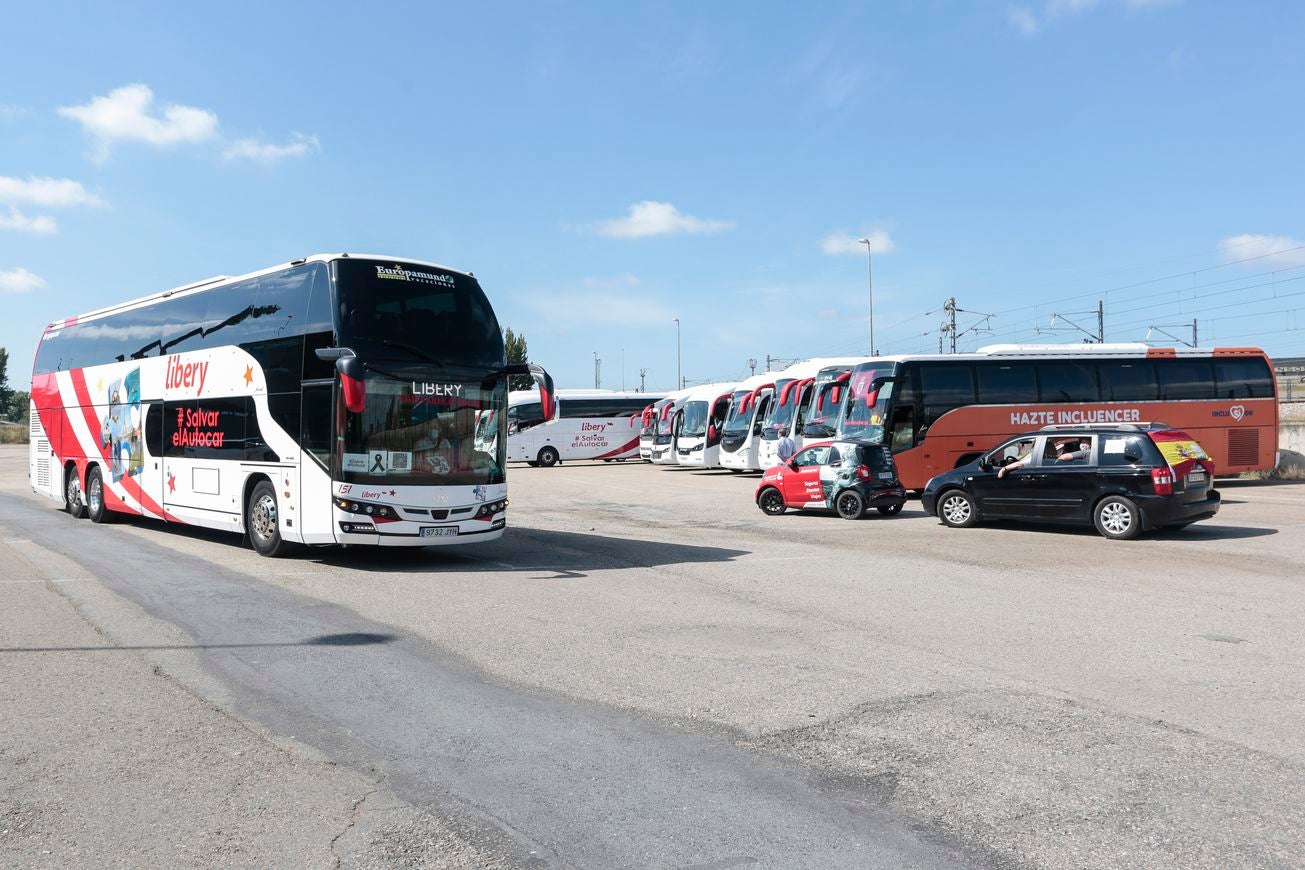 Los buses del servicio discrecional salen a las calles para reivindicar ayudas al sector.