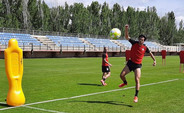 Héctor Hernández remata a puerta durante el entrenamiento.