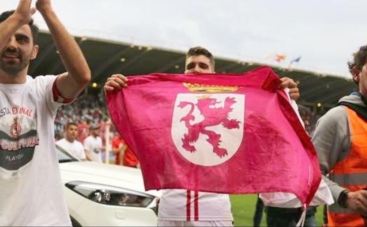 Iván González celebrando el ascenso de la Cultural.