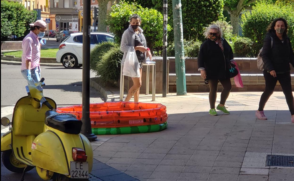 Un grupo de personas mira una piscina en plena calle este jueves en León capital.