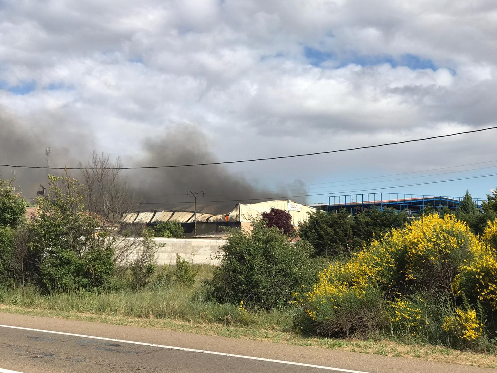 Un gran incendio devora una nave industrial con productos químicos y alcanza a otras anexas en Valverde de la Virgen.