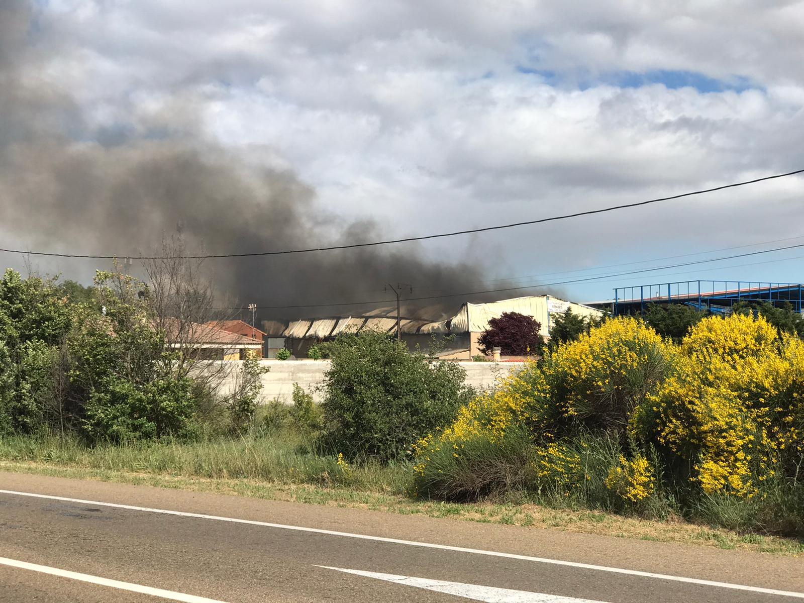 Un gran incendio devora una nave industrial con productos químicos y alcanza a otras anexas en Valverde de la Virgen.