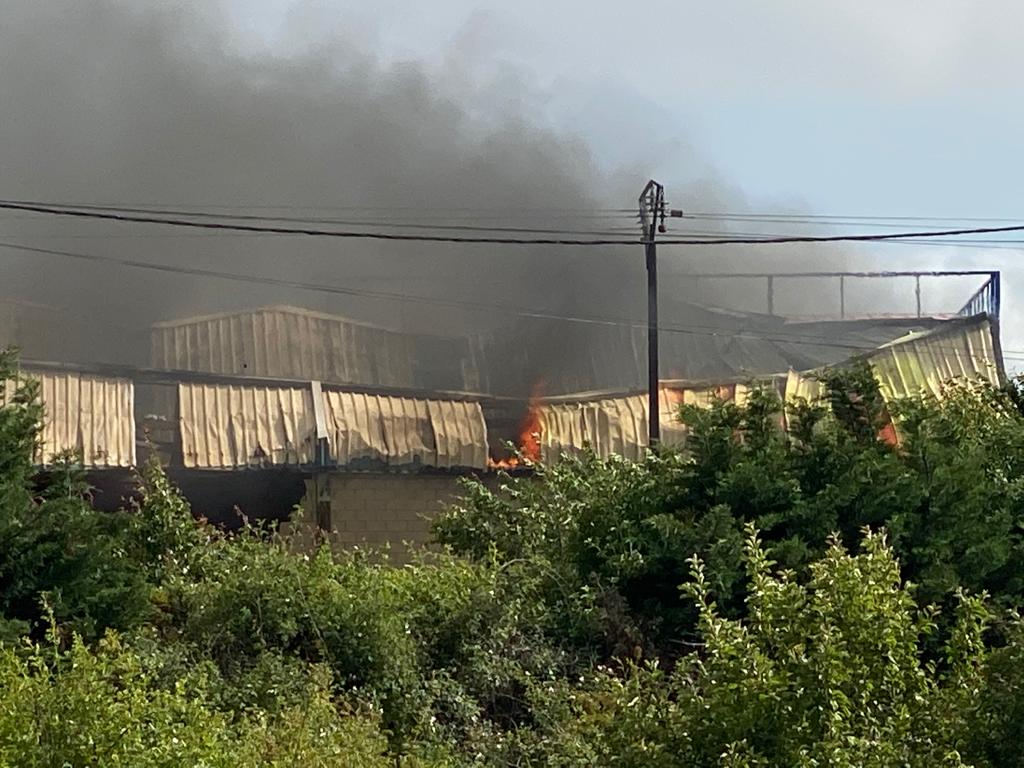 Un gran incendio devora una nave industrial con productos químicos y alcanza a otras anexas en Valverde de la Virgen.