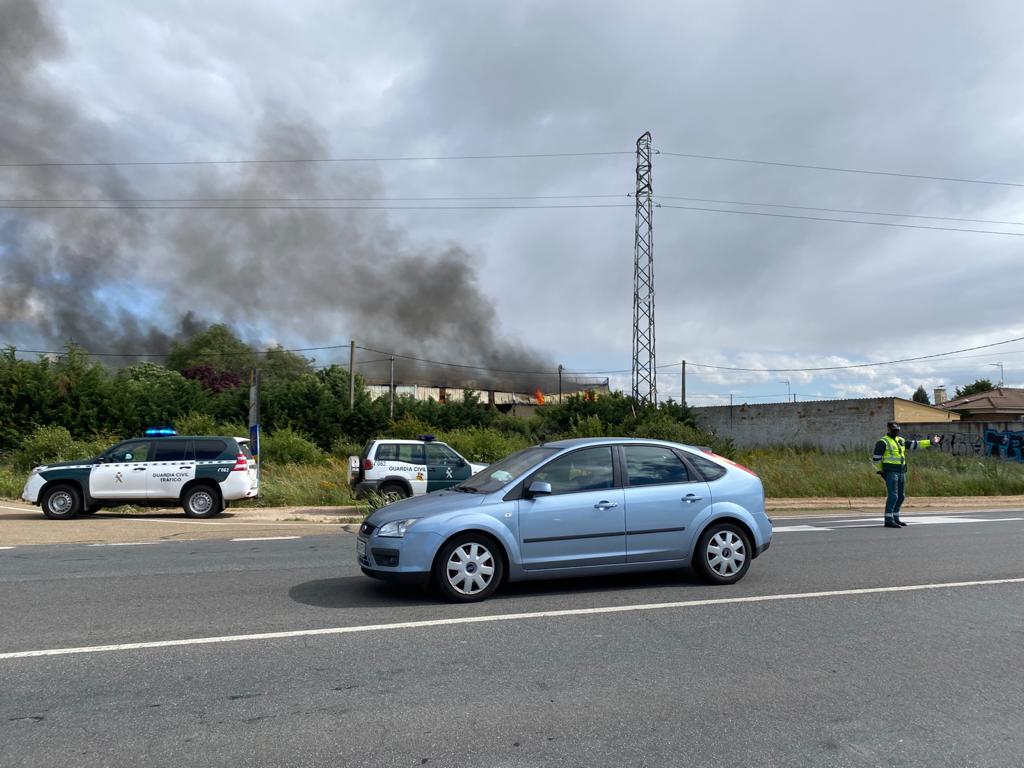 Un gran incendio devora una nave industrial con productos químicos y alcanza a otras anexas en Valverde de la Virgen.