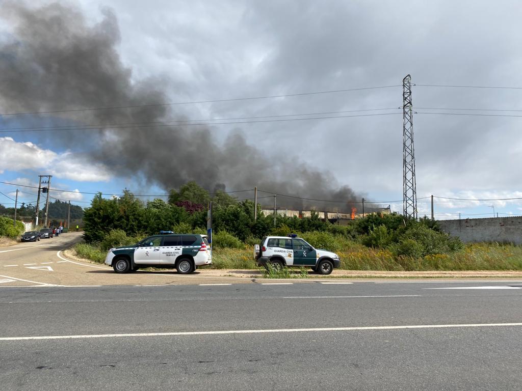 Un gran incendio devora una nave industrial con productos químicos y alcanza a otras anexas en Valverde de la Virgen.