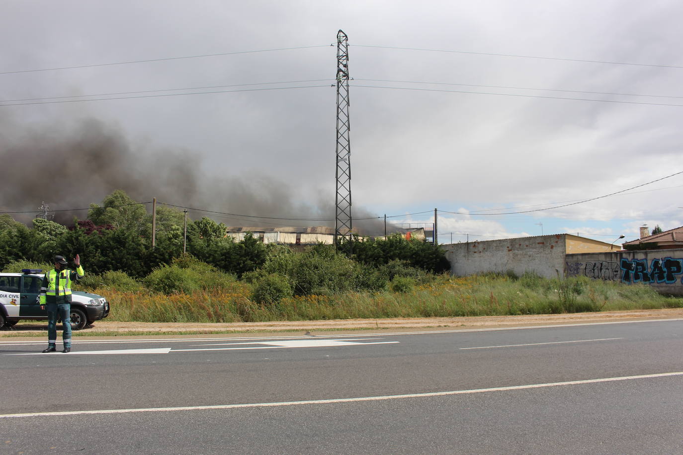 Un gran incendio devora una nave industrial con productos químicos y alcanza a otras anexas en Valverde de la Virgen.