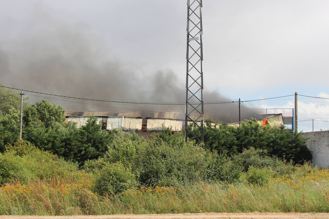 Un gran incendio devora una nave industrial con productos químicos y alcanza a otras anexas en Valverde de la Virgen.