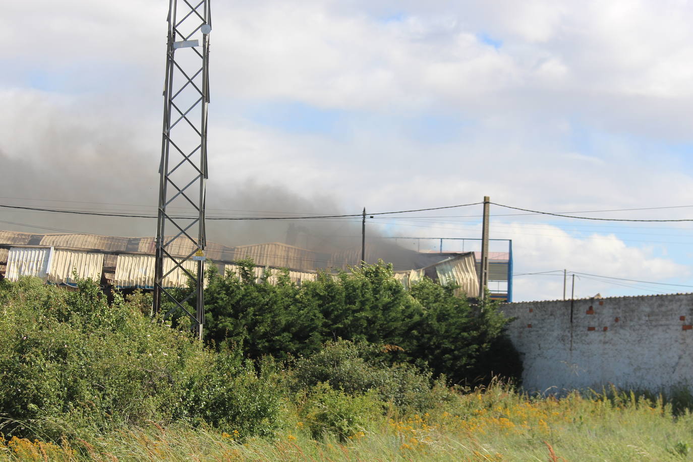 Un gran incendio devora una nave industrial con productos químicos y alcanza a otras anexas en Valverde de la Virgen.