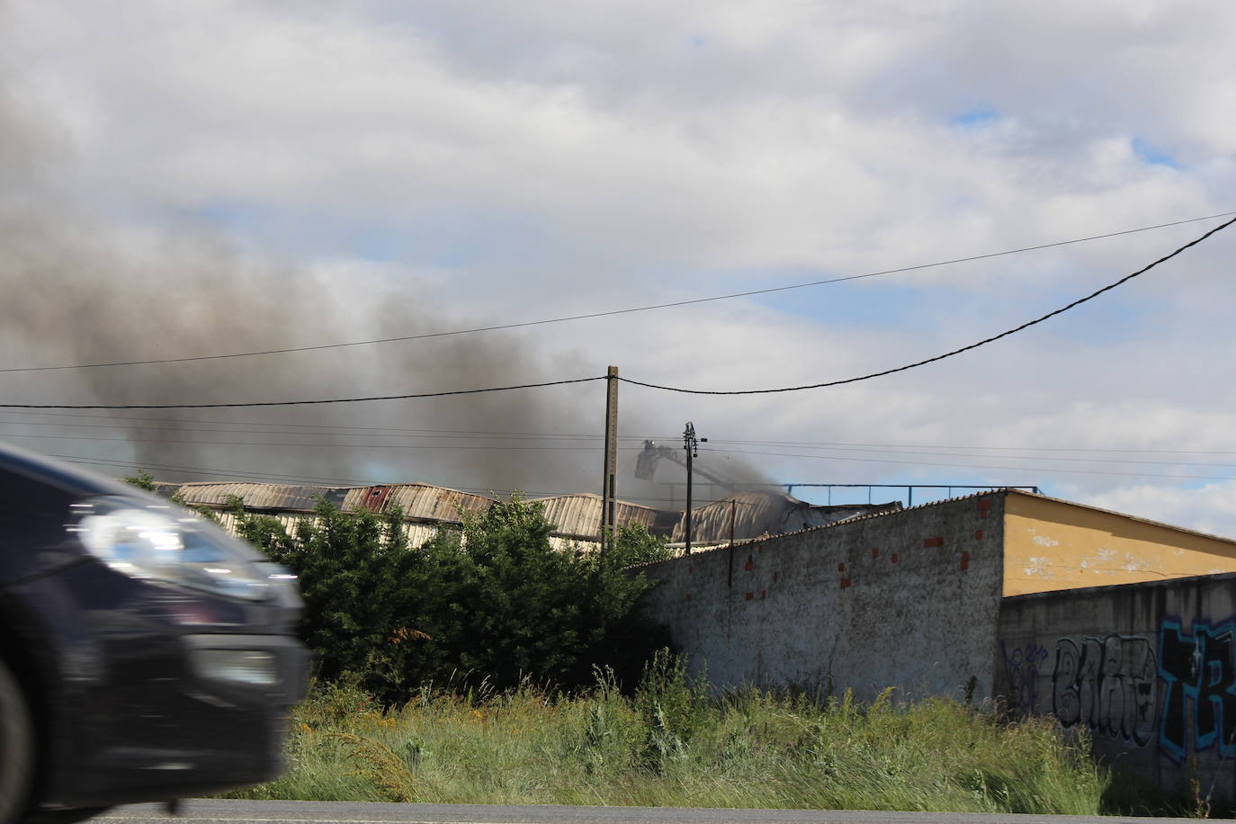 Un gran incendio devora una nave industrial con productos químicos y alcanza a otras anexas en Valverde de la Virgen.