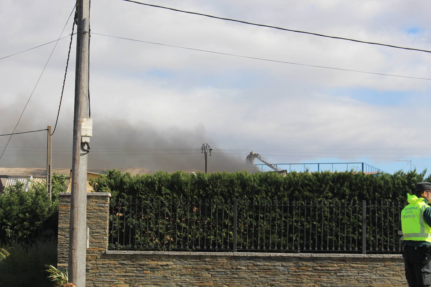 Un gran incendio devora una nave industrial con productos químicos y alcanza a otras anexas en Valverde de la Virgen.