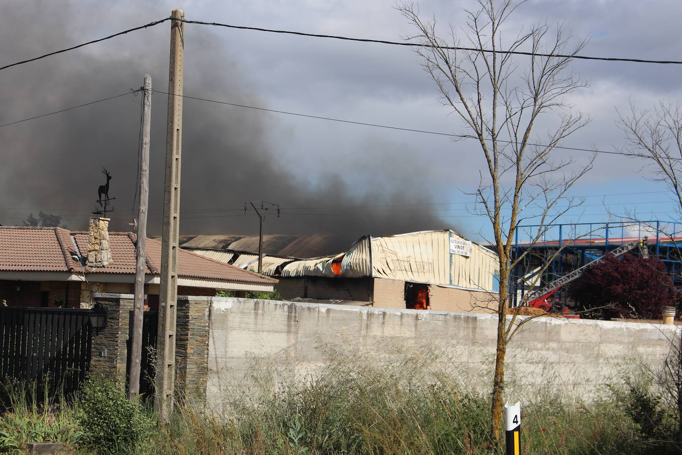 Un gran incendio devora una nave industrial con productos químicos y alcanza a otras anexas en Valverde de la Virgen.