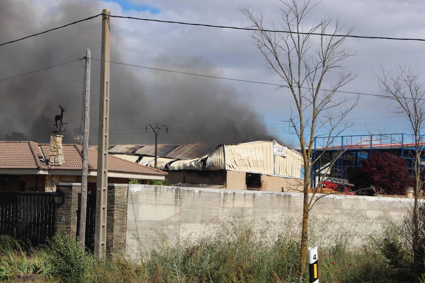 Un gran incendio devora una nave industrial con productos químicos y alcanza a otras anexas en Valverde de la Virgen.