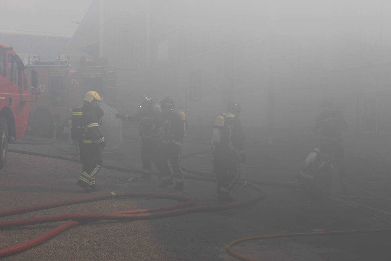 Un gran incendio devora una nave industrial con productos químicos y alcanza a otras anexas en Valverde de la Virgen.