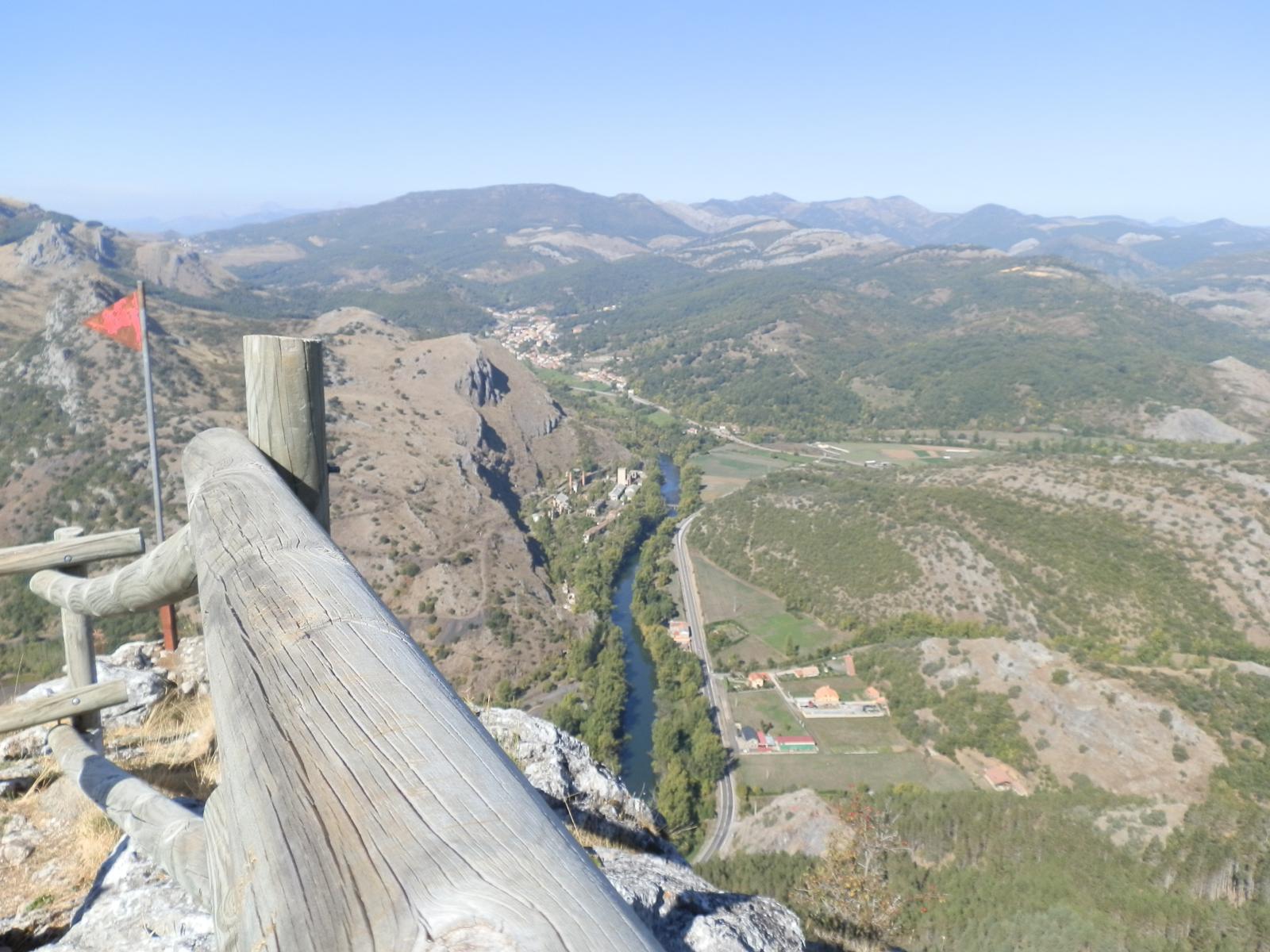 Mirador de los Rejos | Una ruta de senderismo desde Cistierna permite llegar a este punto desde el que casi se toca el cielo. 1.300 metros de altura. Si vamos con los ojos bien abiertos podremos ver ardillas y toparnos con algún corzo al pie del camino. El premio es el Mirador de los Rejos.