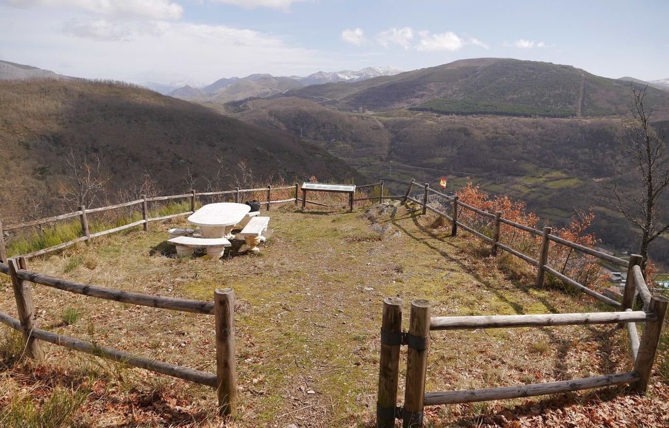 Mirador del Castro | Mirador junto a la laguna del Castro de Villaseca de Laciana. Esta laguna, la más grande de Laciana, se encuentra a sólo 1.200 metros de altitud, y según el panel explicativo junto a ella, se originó hace 30.000 años en una morrena lateral del antiguo glaciar que recorría el valle de Lumajo (el glaciar que recorría el valle del Sil alcanzaba 200 metros de espesor a la altura de lo que hoy es Villablino).