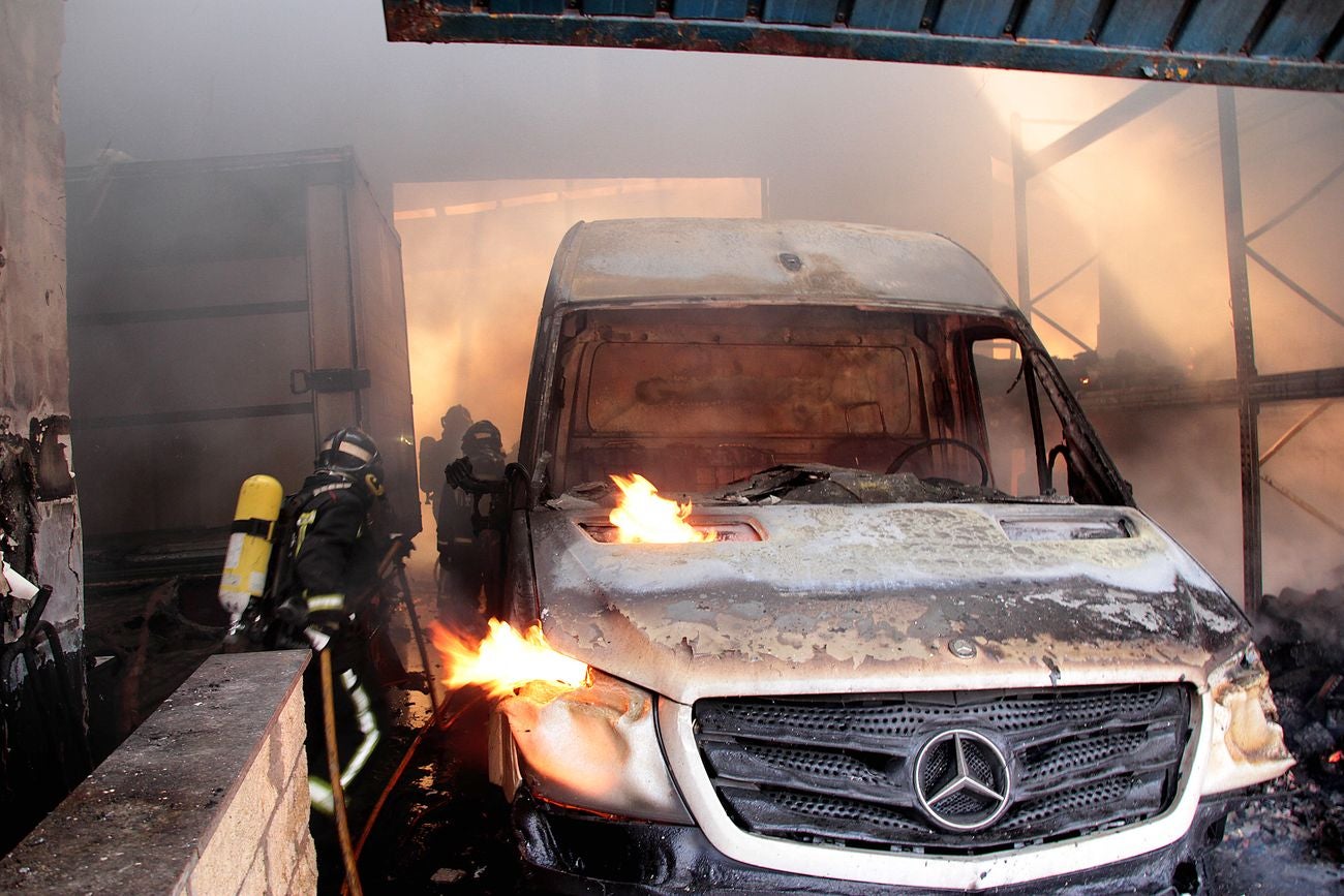 Efectivos del Cuerpo de Bomberos de León intervienen en un incendio originado en una nave en el municipio de Valverde de la Virgen. 