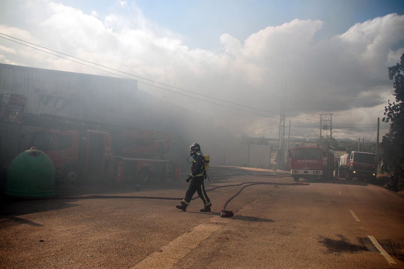 Efectivos del Cuerpo de Bomberos de León intervienen en un incendio originado en una nave en el municipio de Valverde de la Virgen. 