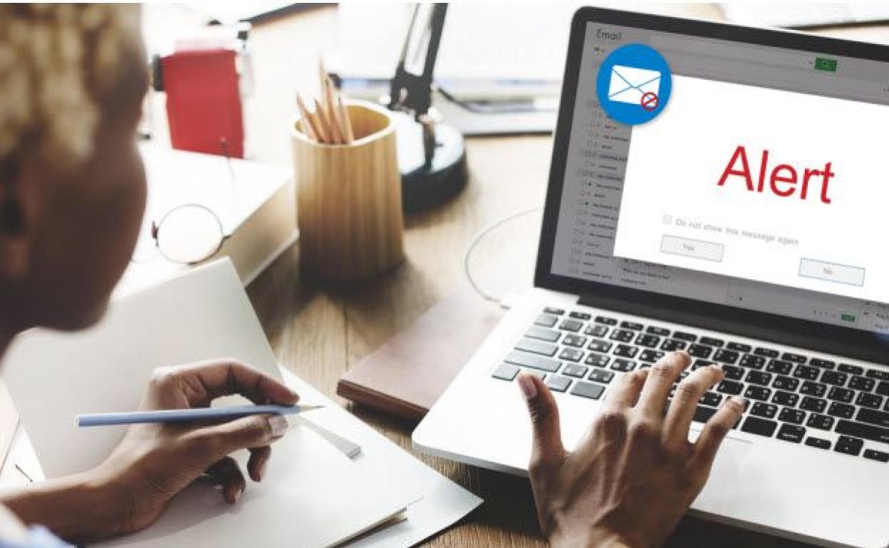 Un hombre trabaja con su ordenador.