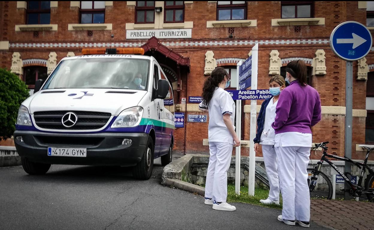 Personal sanitario en el hospital de Basurto.