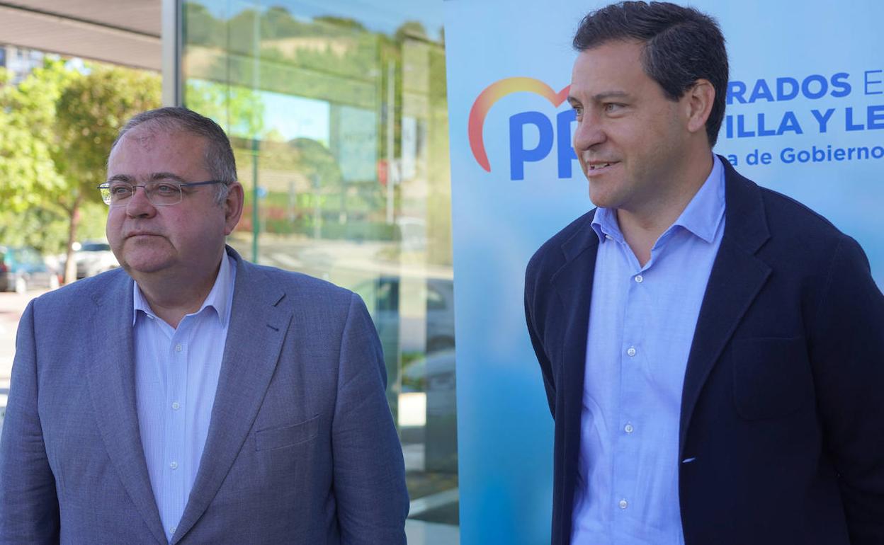 Alejandro Vázquez (I), portavoz del PP en la Comisión de Sanidad, junto a Raúl de la Hoz.