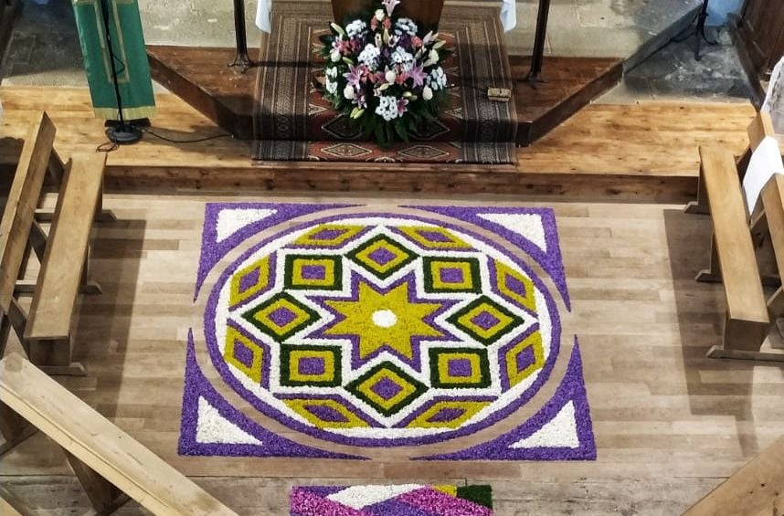 Fotos: Una alfombra de flores en Cuenabres