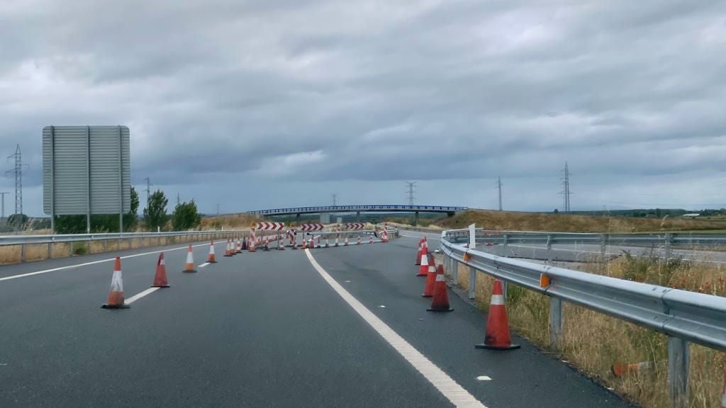 Fotos: Obras de reparación en la A-60 en sentido León