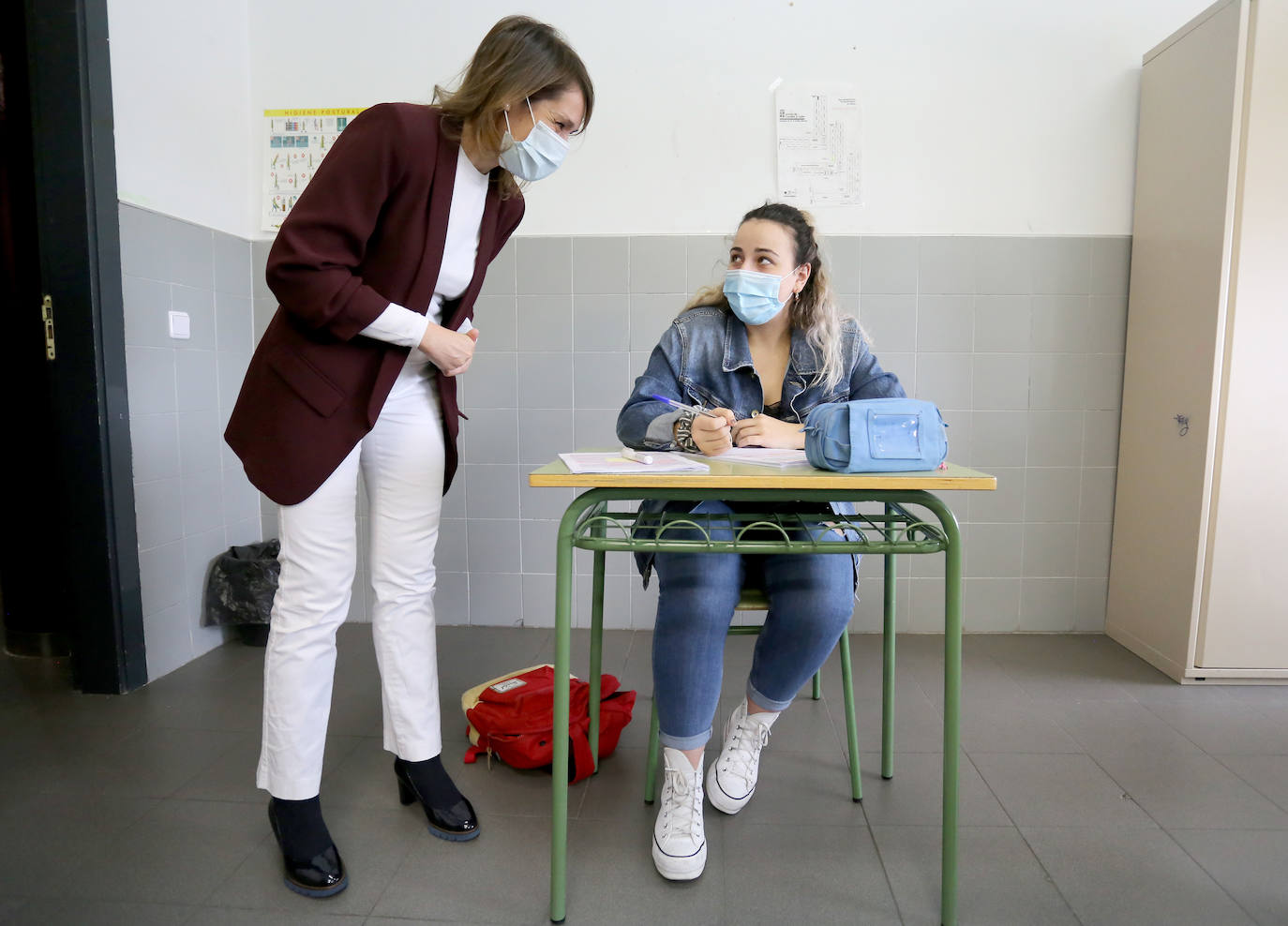 La consejera de Educación, Rocío Lucas, ha visitado a un grupo de alumnos que preparan la EBAU.