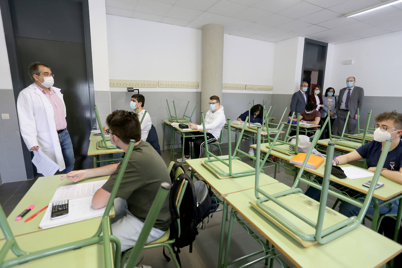 La consejera de Educación, Rocío Lucas, ha visitado a un grupo de alumnos que preparan la EBAU.